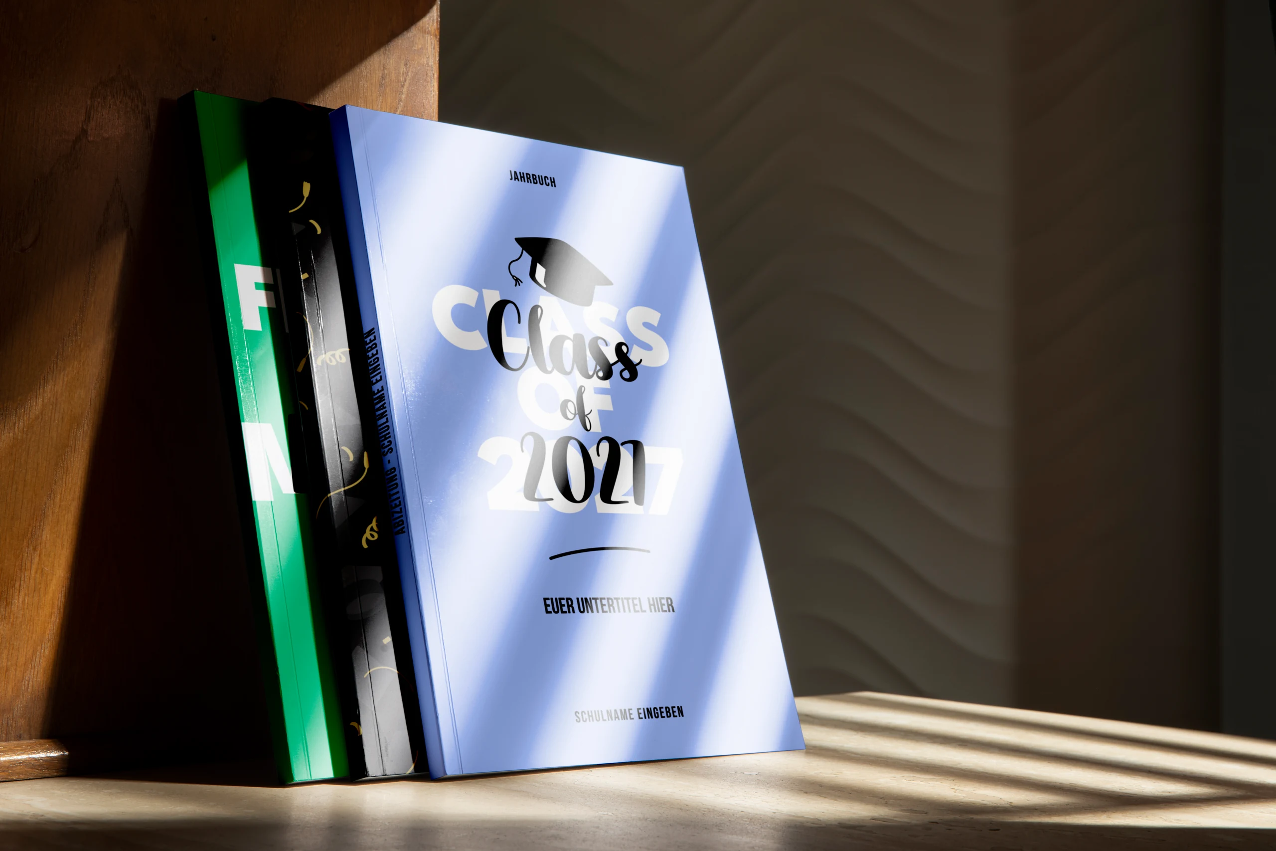 Drei Jahrbücher im Sonnenlicht